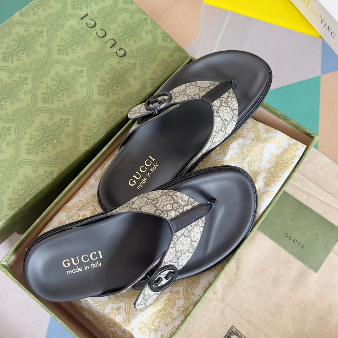 [G Home] Men's Men's Shoes💰:300💰Size:38-45 GUCC Gucci Original Order Quality 🆕2024Gucci Gucci Summer New Style Double G Presbyopia Flip-flops Cross Sandals Thick Sole Slippers Beach Shoes Original Purchase and Development Production G family's 2024 new summer dark horse items, fashion bloggers at home and abroad have put on the show, and it has become popular on social platforms at home and abroad. Fashionistas must pay for it, and they spend a lot of money to create ingenious craftsmanship and accurately restore every detail. Exquisite packaging at the delivery counter🛍📦 ▪️ Fabric: Original imported double G presbyopic leather ▪️ Lining: Original imported leather ▪️ Sole: Original open molded T men's shoes 💰U outsole ▪️ Bottom thickness: 3CM